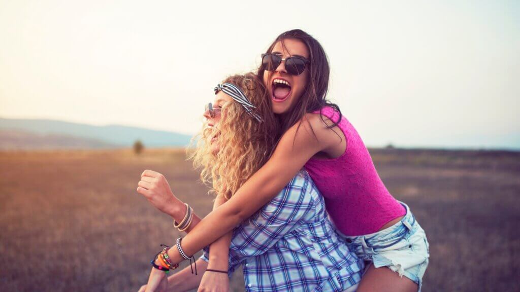 amiche, abbraccio, ridere