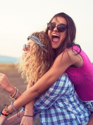 amiche, abbraccio, ridere