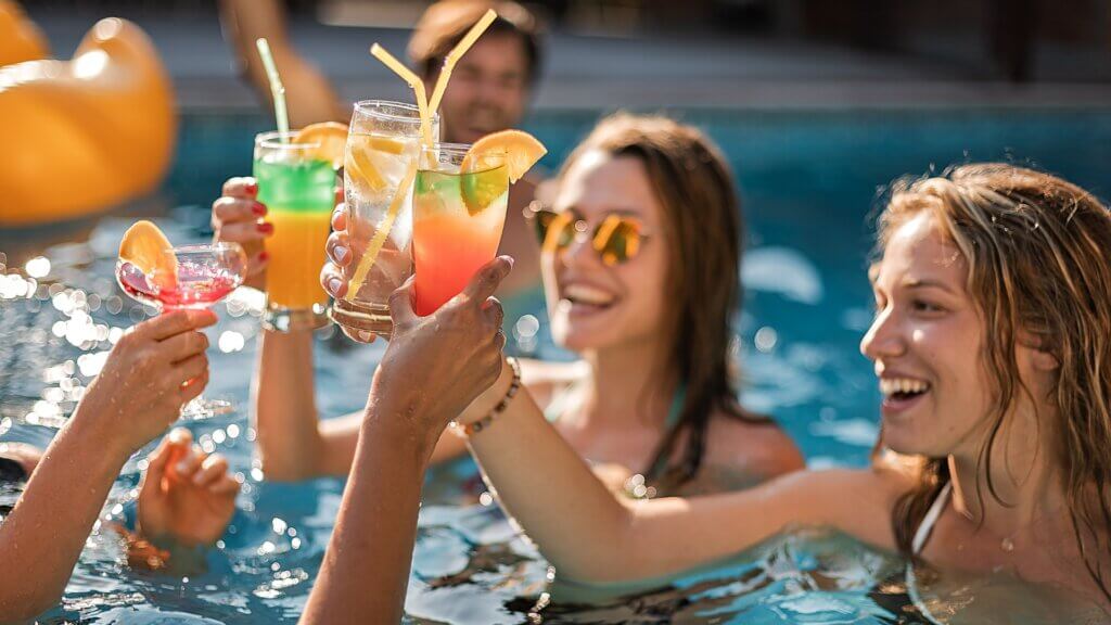 PISCINA, AMICI, DRINK, FESTA